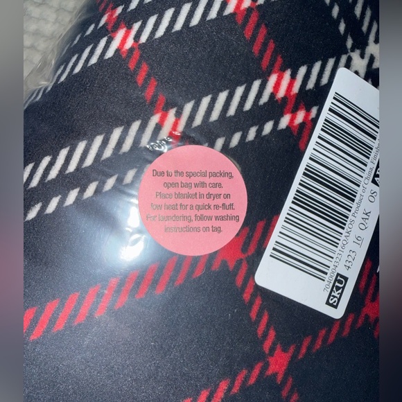 🖤Victoria’s Secret Cozy-Fleece Blanket - Black/Red/White Plaid - NWT - 60” x 50” - Picture 7 of 8